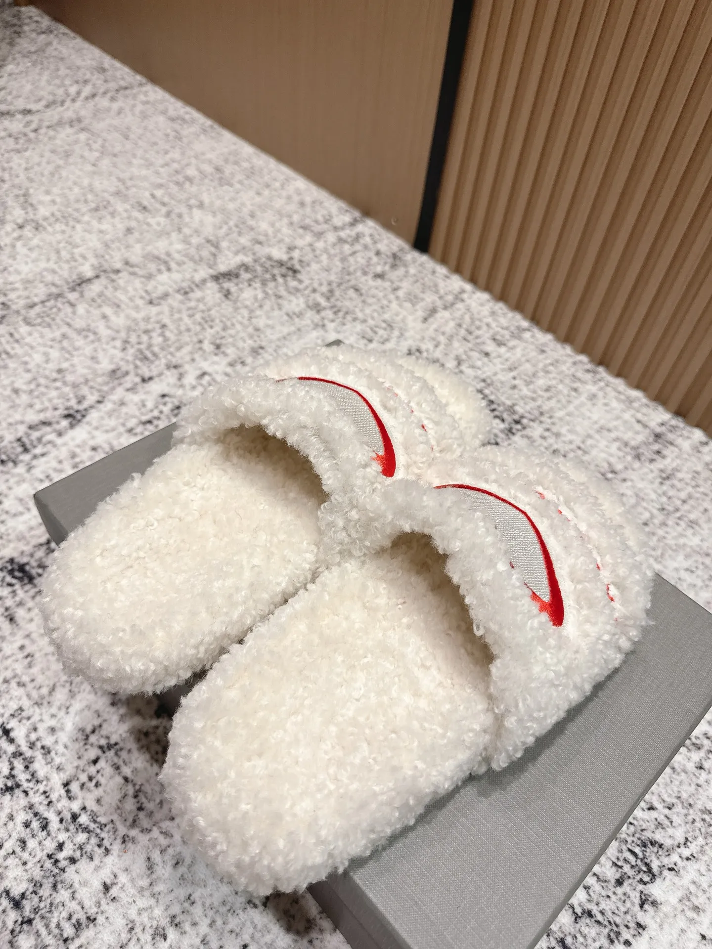 Factory direct sales p380🐘🐘Women's shoes, women's clothing, top version BALENCIAGA ~ Balenciaga fur slippers with new Balenciaga political Campaign logo embroidery! A favorite among European and American celebrities, celebrities, and internet celebrities, the upper is exquisite, hand-sewn and threaded, fluffy and soft against the skin.  This can be worn all year round! Wear it with socks in spring, autumn and winter, or wear it alone in summer. It looks good and is comfortable. The upper is wide, showing your feet and calves, and stepping into it is like bare feet on a carpet. It really matches, wears, and looks so good. When you put it on, it looks casual and simple fashion. It has a high-end feel and is invincible when you go out on the street! Size: 35-40